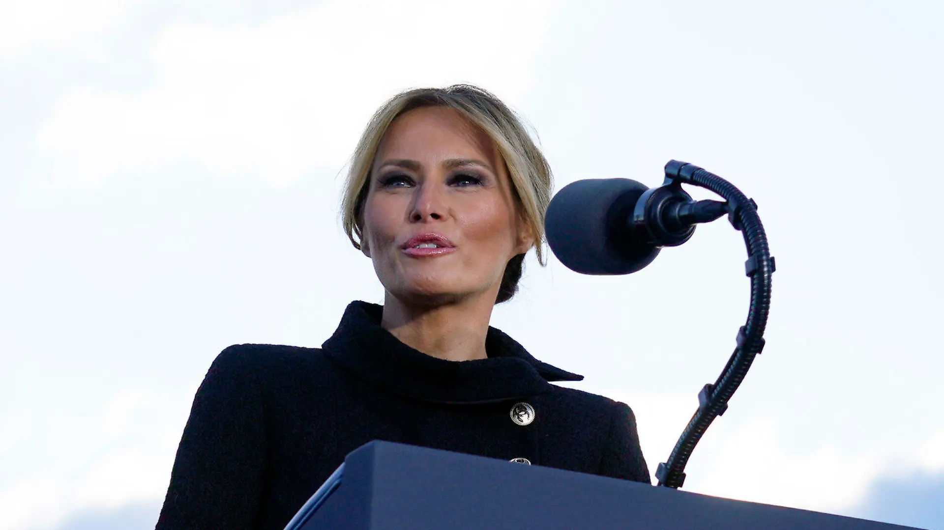20.01.2021, USA, Andrews Air Force Base: Donald Trump, Präsident der USA, hört zu, während seine Frau Melania Trump, First Lady der USA, auf der Andrews Air Force Base spricht, bevor sie an Bord der Air Force One gehen. Die Vereidigung von Biden als 46. US-Präsident besiegelt am (heutigen) Mittwoch das Ende der turbulenten Amtszeit von Präsident Trump. Trump wird als erster Präsident seit Johnson im Jahr 1869 der Amtseinführung seines Nachfolgers vor dem Kapitol in Washington fernbleiben. Foto: Manuel Balce Ceneta/AP/dpa +++ dpa-Bildfunk +++