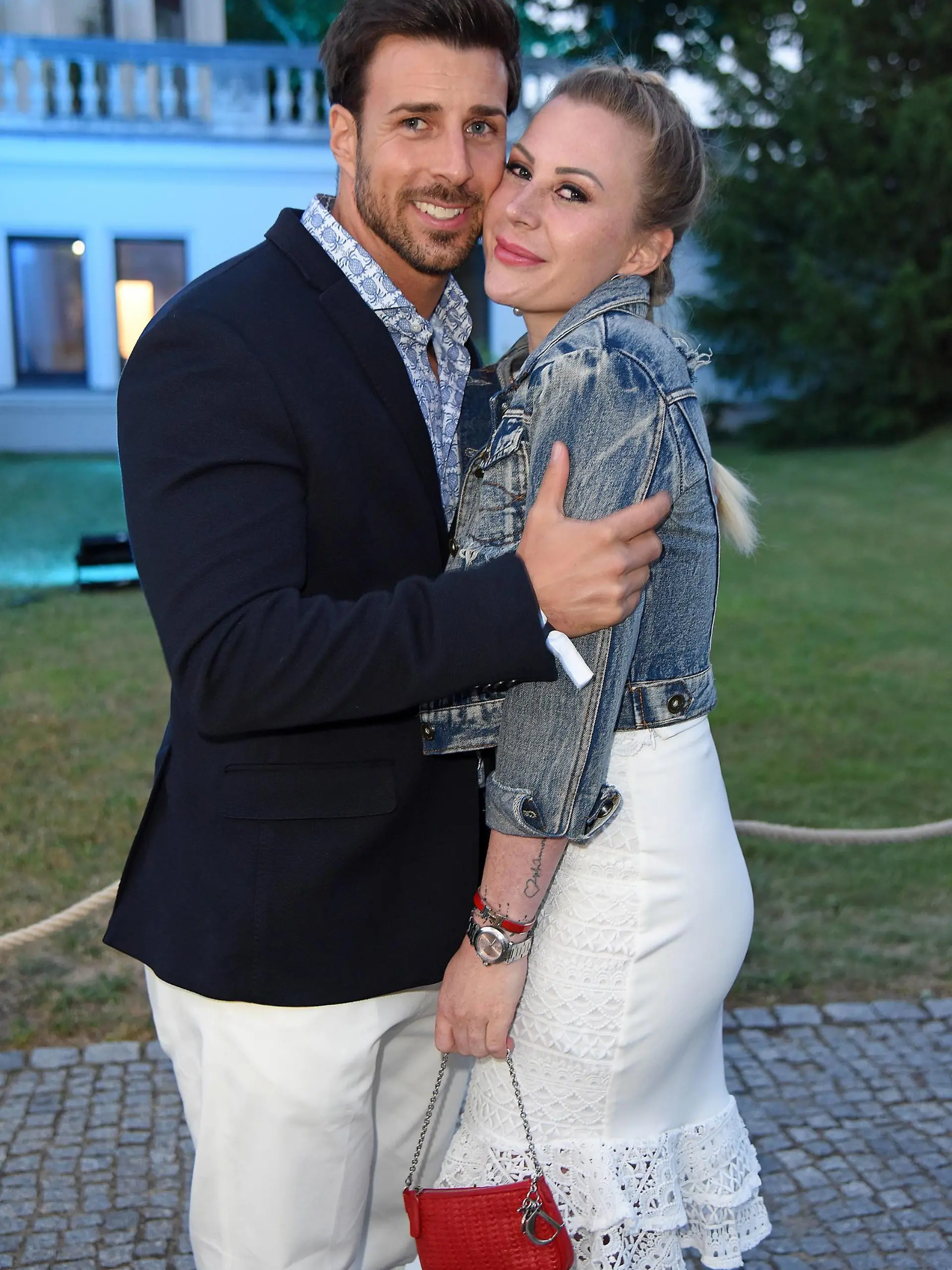 Leonard Freier mit Ehefrau Caona Freier beim Raffaello Summer Day 2018 in der Villa von der Heydt in Berlin am 2106.2018 *** Leonard Freier with wife Caona Freier at the Raffaello Summer Day 2018 at Villa von der Heydt in Berlin on 2106 2018