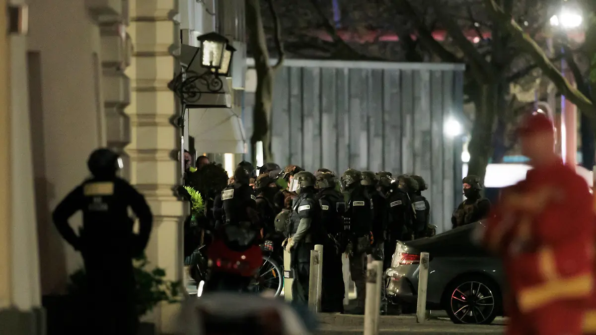 25.04.2023, Berlin: Polizisten stürmen ein Geschäft an der Keithstraße. Dort war es zu einem Überfall auf ein Geschäft gekommen, bei dem auch eine Geisel genommen wurde. Foto: Carsten Koall/dpa +++ dpa-Bildfunk +++