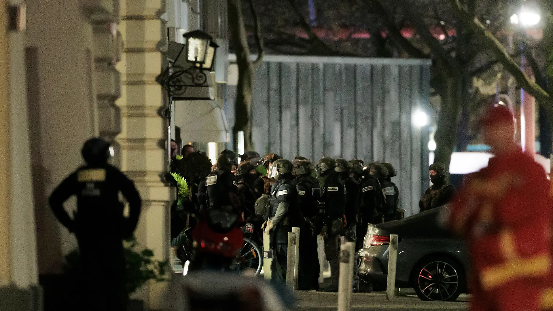 25.04.2023, Berlin: Polizisten stürmen ein Geschäft an der Keithstraße. Dort war es zu einem Überfall auf ein Geschäft gekommen, bei dem auch eine Geisel genommen wurde. Foto: Carsten Koall/dpa +++ dpa-Bildfunk +++