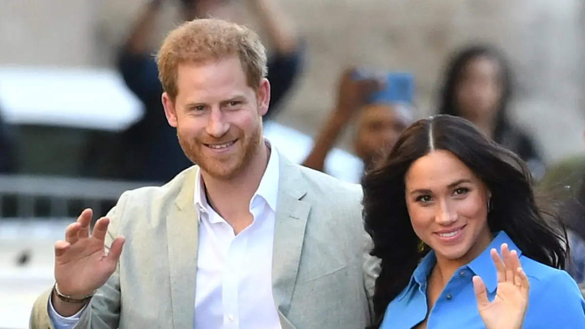 ARCHIV - 23.09.2019, Südafrika, Kapstadt: Meghan, Herzogin von Sussex, und Harry, Herzog von Sussex, besuchen das District Six Museum.        (zu dpa "Harry und Meghan schicken erste Weihnachtskarte aus den USA") Foto: Dominic Lipinski/PA Wire/dpa +++ dpa-Bildfunk +++