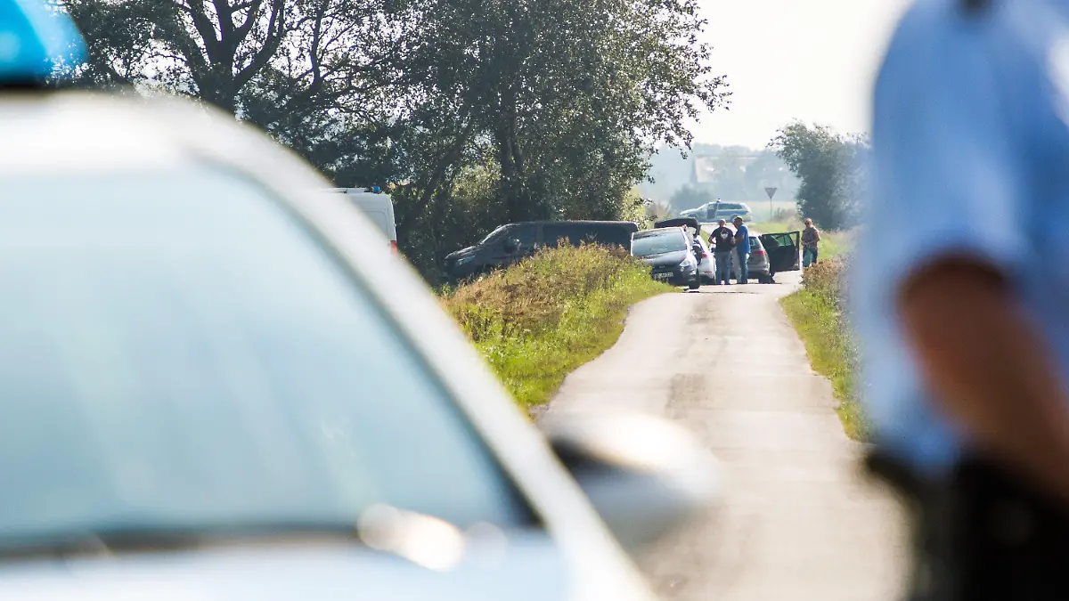 ARCHIV - 31.08.2019, Schleswig-Holstein, Stadum: Ein Polizist steht neben einem Polizeifahrzeug am Anfang einer kleinen Verbindungsstraße, die zu einer Stelle führt, an der ein Polizeieinsatz im Zusammenhang mit der vermissten 23-jährigen Nathalie aus Nordfriesland stattfindet. Am 12.02.2021 wird voraussichtlich das Urteil im Prozess gegen einen Mann, der die 23 Jahre alte Nathalie M. aus Nordfriesland getötet haben soll, verkündet. Foto: Benjamin Nolte/dpa +++ dpa-Bildfunk +++