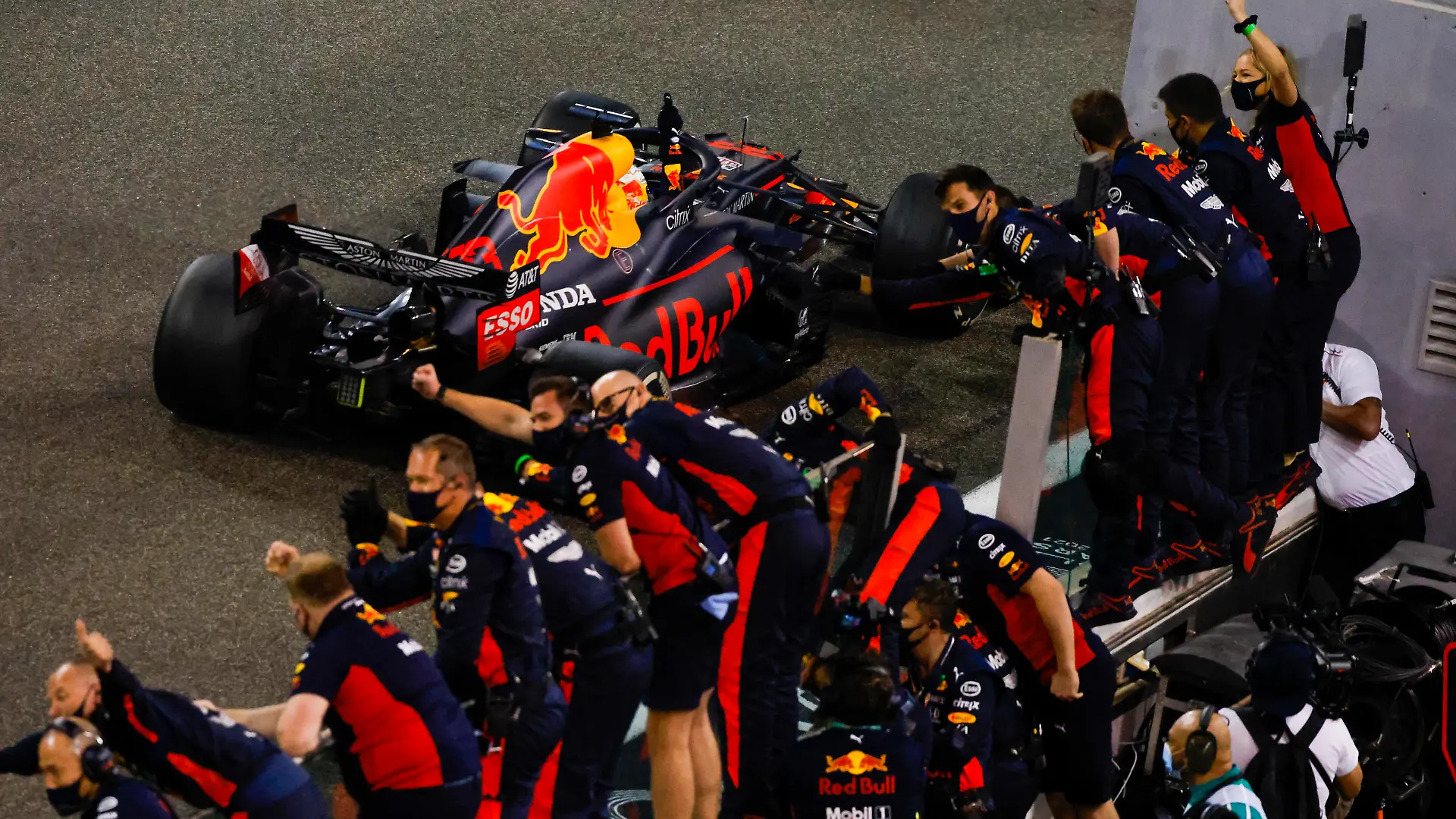 2020 Abu Dhabi GP YAS MARINA CIRCUIT, UNITED ARAB EMIRATES - DECEMBER 13: Max Verstappen, Red Bull Racing RB16, 1st position, takes victory during the Abu Dhabi GP at Yas Marina Circuit on Sunday December 13, 2020 in Abu Dhabi, United Arab Emirates. Photo by Glenn Dunbar / LAT Images Images PUBLICATIONxINxGERxSUIxAUTxHUNxONLY GP2017_145017_J5A2111