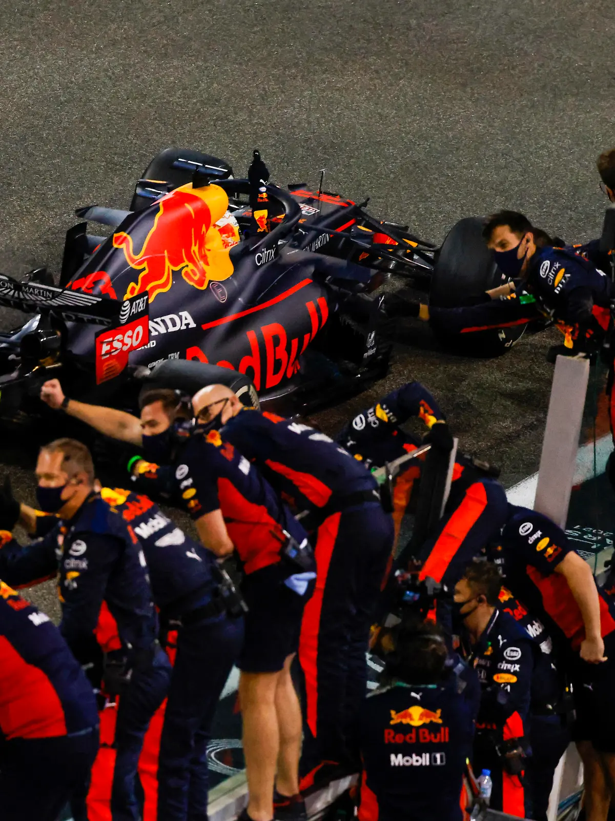  2020 Abu Dhabi GP YAS MARINA CIRCUIT, UNITED ARAB EMIRATES - DECEMBER 13: Max Verstappen, Red Bull Racing RB16, 1st position, takes victory during the Abu Dhabi GP at Yas Marina Circuit on Sunday December 13, 2020 in Abu Dhabi, United Arab Emirates. Photo by Glenn Dunbar / LAT Images Images PUBLICATIONxINxGERxSUIxAUTxHUNxONLY GP2017_145017_J5A2111