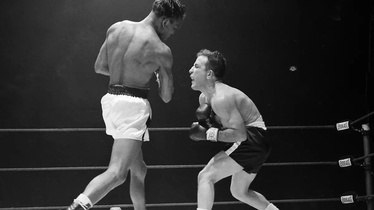 Sura Ray Robinson malträtiert die Rippen von Weltmeister LaMotta