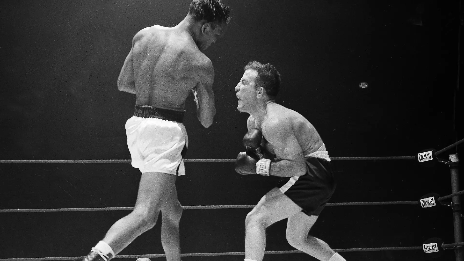 Sura Ray Robinson malträtiert die Rippen von Weltmeister LaMotta