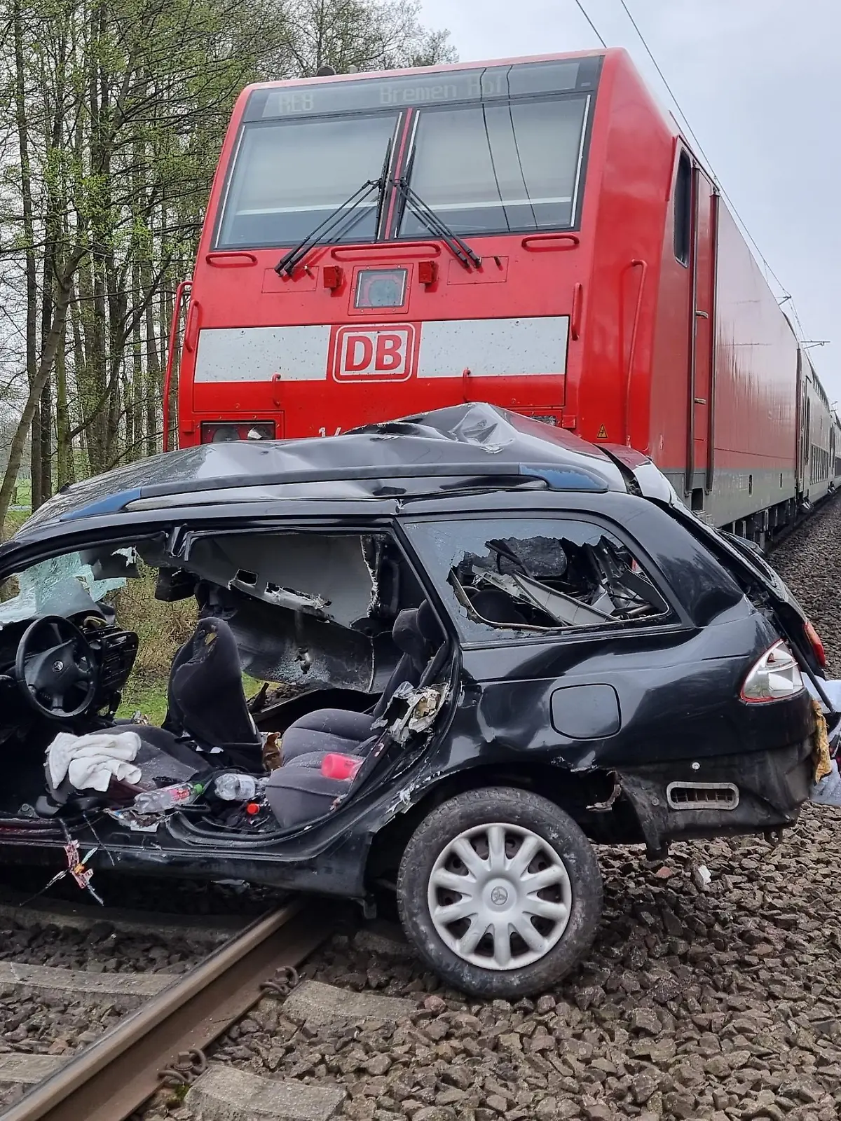 Ein Autowrack liegt auf den Gleisen. Beim Zusammenstoß eines Zuges mit einem Auto an einem Bahnübergang nahe Hannover sind drei Menschen ums Leben gekommen.
