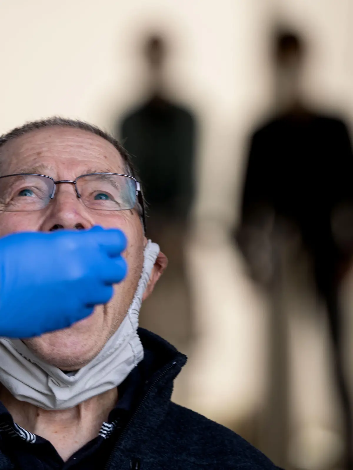 09.10.2020, Baden-Württemberg, Stuttgart: Einem Mann wird an einer Corona-Abstrichstelle auf dem Cannstatter Wasen ein Abstrich entnommen. Foto: Marijan Murat/dpa +++ dpa-Bildfunk +++