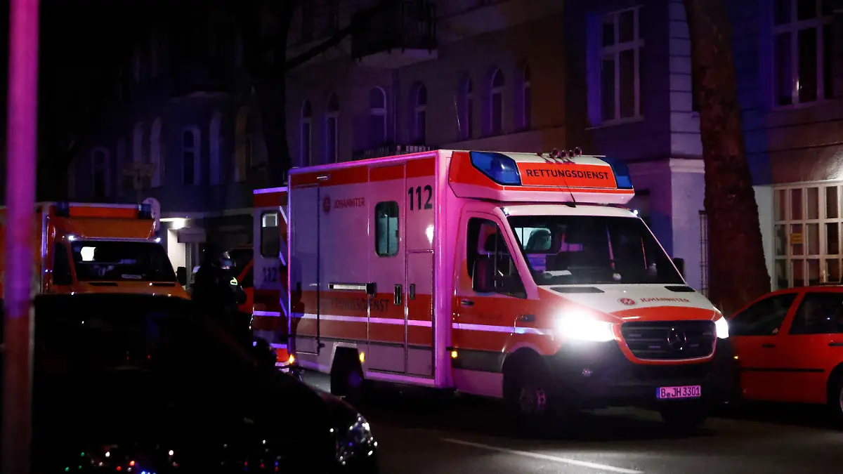 25.04.2023, Berlin: Rettungswagen stehen unmittelbar vor einem Geschäft an der Keithstraße. Dort war es zu einem Überfall auf ein Geschäft gekommen, bei dem auch eine Geisel genommen wurde. Foto: Carsten Koall/dpa +++ dpa-Bildfunk +++