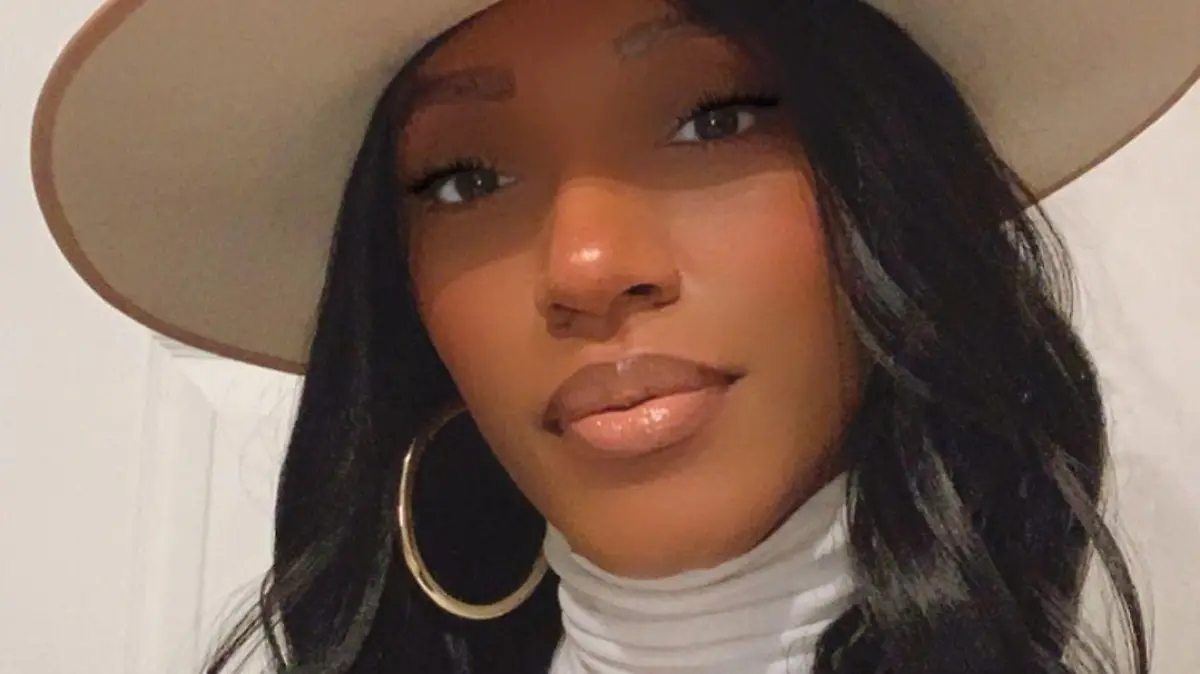 Unter dem Namen "IAmTahira" plaudert die Stylistin bei TikTok aus dem Nähkästchen.