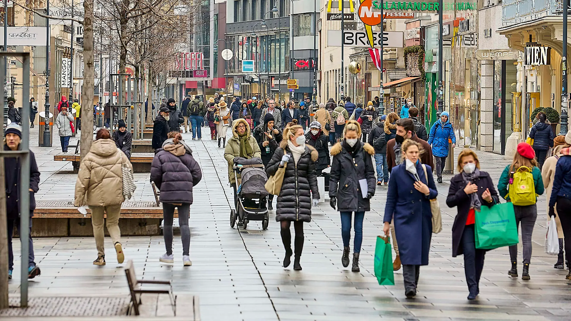  - Wien 08.02.2021 - Coronavirus Krise - Nach dem rund 6 Wochen dauernden österreichweiten 3. harten Lockdown dürfen ab heute Einkaufszentren, Friseure und Geschäfte unter strengen Vorgaben wieder aufmachen. Auch die Schulen werden den Präsenzunterricht wieder aufnehmen. Zur Wiedereröffnung lockte der Handel mit großzügigen Rabatten. Restaurants, Gasthäuser und Hotellerie bleiben weiter geschlossen. Maximal 48 Stunden alte, negative Coronatests sind bei personennahen Dienstleistungen vorzuzeigen. PHOTO: Viele Menschen nutzten den ersten Einkaufstag wie hier in der Kärntnerstrasse in der Wiener Innenstadt. // Vienna, Austria - Coronavirus Crisis - ACoronavirus crisis - After the Austria-wide 3rd hard lockdown, which lasted around 6 weeks, PUBLICATIONxNOTxINxAUT