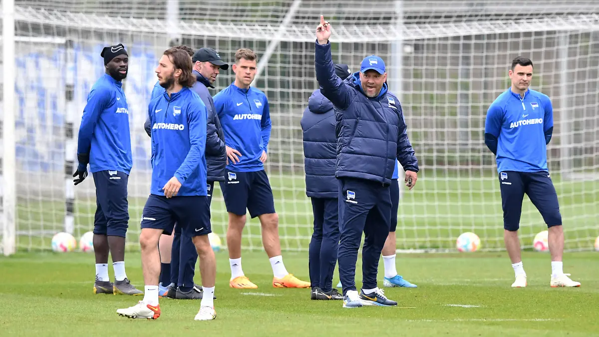 Fussball, Herren, Saison 2022/23, 1. Bundesliga, Hertha BSC, Training, Trainer Pal Dardai Hertha BSC schmeißt Ivan Sunjic Hertha BSC vom Platz, 23.04. 2023, *** Football, men, season 2022 23, 1 Bundesliga, Hertha BSC, training, coach Pal Dardai Hertha BSC kicks Ivan Sunjic Hertha BSC off the pitch, 23 04 2023, Copyright: xSebastianxRäppold/MatthiasxKochx