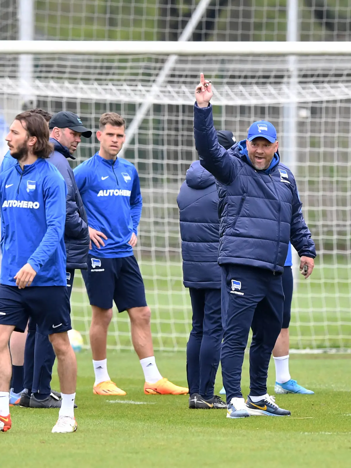 Fussball, Herren, Saison 2022/23, 1. Bundesliga, Hertha BSC, Training, Trainer Pal Dardai Hertha BSC schmeißt Ivan Sunjic Hertha BSC vom Platz, 23.04. 2023, *** Football, men, season 2022 23, 1 Bundesliga, Hertha BSC, training, coach Pal Dardai Hertha BSC kicks Ivan Sunjic Hertha BSC off the pitch, 23 04 2023, Copyright: xSebastianxRäppold/MatthiasxKochx