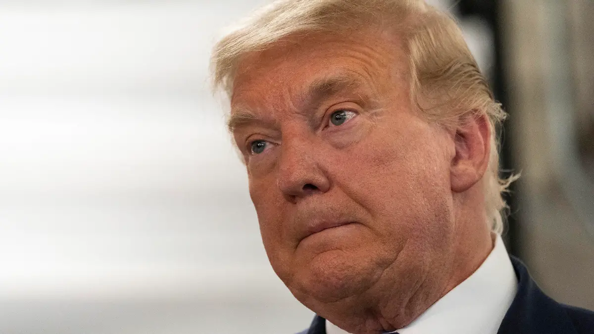 ARCHIV - 03.11.2020, USA, Arlington: Donald Trump, Präsident der USA, macht während seiner Rede in seiner Wahlkampfzentrale am Tag der US-Präsidentschaftswahl eine Pause. (zu dpa «Auseinandersetzung über Corona-Hilfen spaltet Trumps Republikaner») Foto: Alex Brandon/AP/dpa +++ dpa-Bildfunk +++