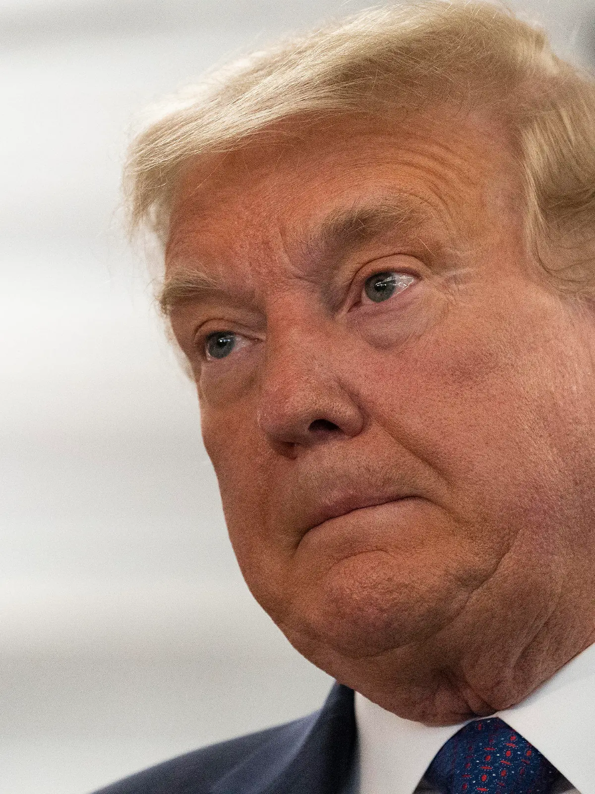 ARCHIV - 03.11.2020, USA, Arlington: Donald Trump, Präsident der USA, macht während seiner Rede in seiner Wahlkampfzentrale am Tag der US-Präsidentschaftswahl eine Pause. (zu dpa «Auseinandersetzung über Corona-Hilfen spaltet Trumps Republikaner») Foto: Alex Brandon/AP/dpa +++ dpa-Bildfunk +++