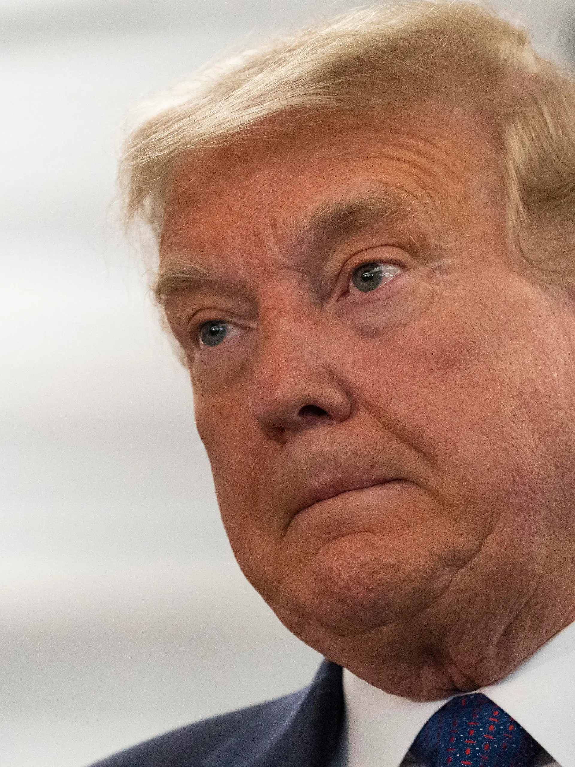 ARCHIV - 03.11.2020, USA, Arlington: Donald Trump, Präsident der USA, macht während seiner Rede in seiner Wahlkampfzentrale am Tag der US-Präsidentschaftswahl eine Pause. (zu dpa «Auseinandersetzung über Corona-Hilfen spaltet Trumps Republikaner») Foto: Alex Brandon/AP/dpa +++ dpa-Bildfunk +++