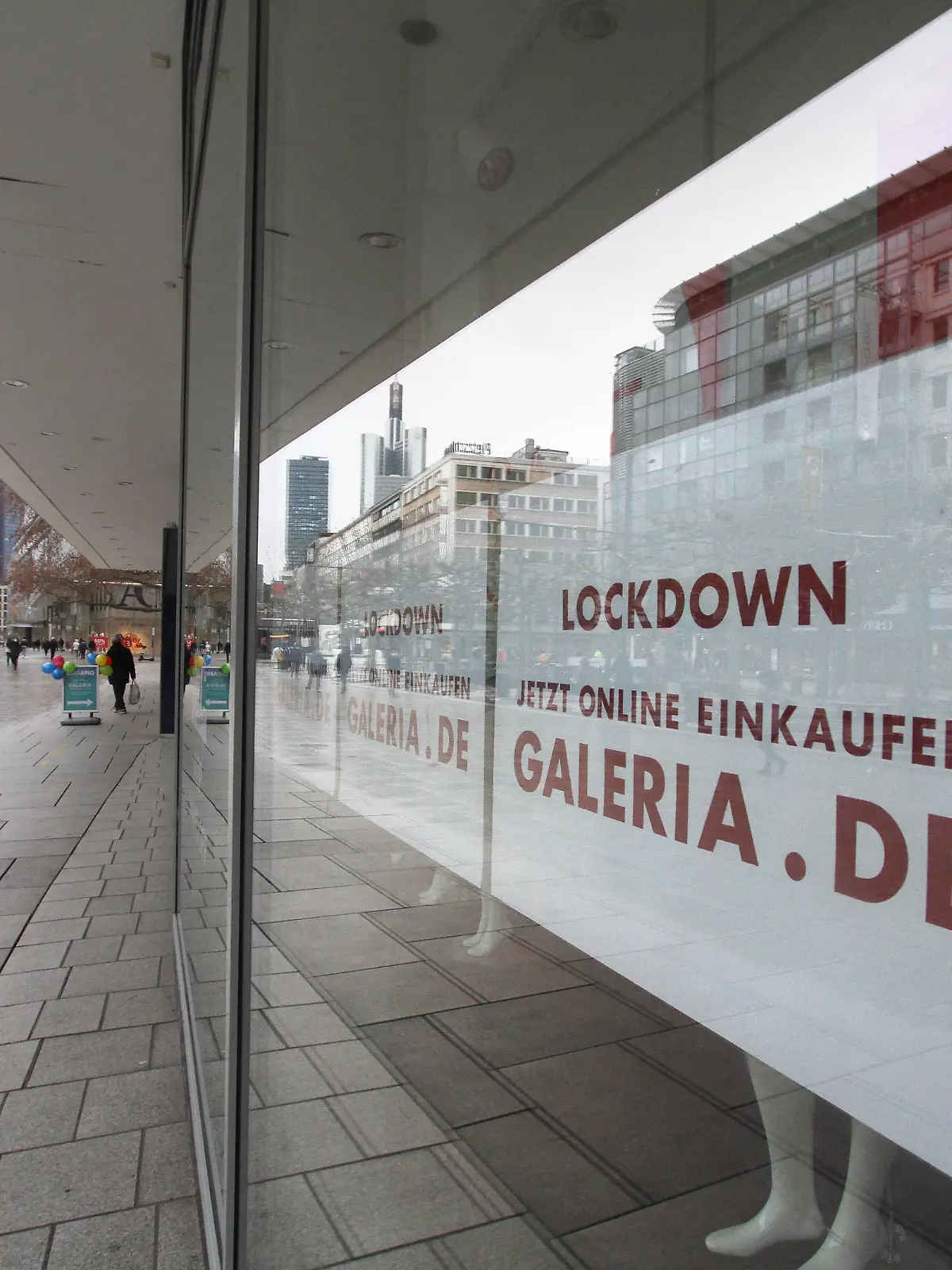  Ein Plakat mit Aufschrift Lockdown, jetzt online einkaufen, klebt im Schaufenster der Karstadt Galeria Kaufhof Filiale in der weitgehend menschenleeren Einkaufsstraße und Fußgängerzone Zeil in der Innenstadt von Frankfurt, Hessen, Deutschland *** A poster reading Lockdown, shop online now, is stuck in the window of the Karstadt Galeria Kaufhof store in the largely deserted Zeil shopping street and pedestrian zone in downtown Frankfurt, Hesse, Germany