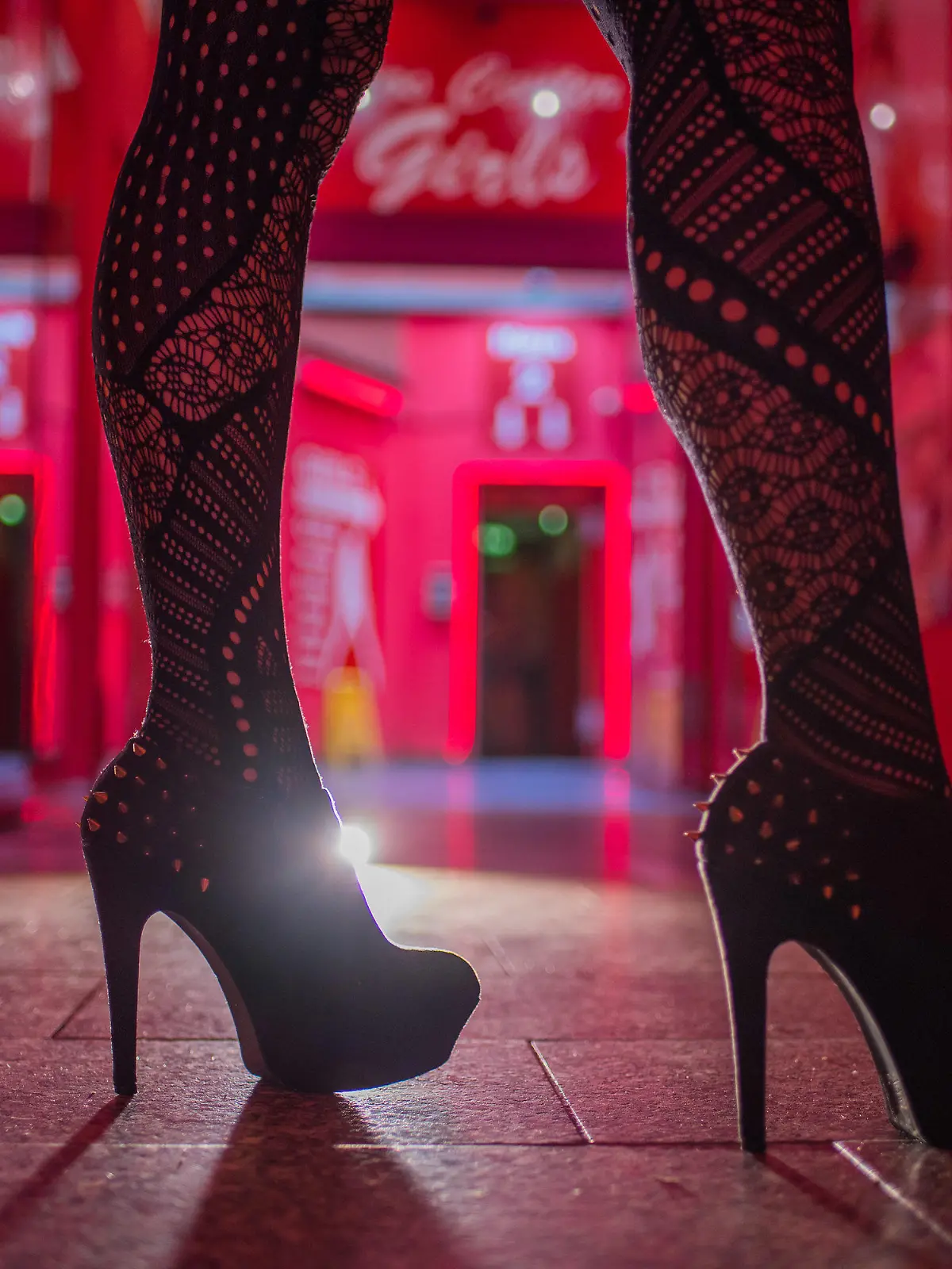 ARCHIV - 12.07.2017, Frankfurt/Main: Eine Frau steht im Eingangsbereich einer Animierbar und eines Bordells. (zu dpa «Umfrage: Bundesbürger sehen Prostitution negativ - kein Verbot») Foto: Andreas Arnold/dpa +++ dpa-Bildfunk +++