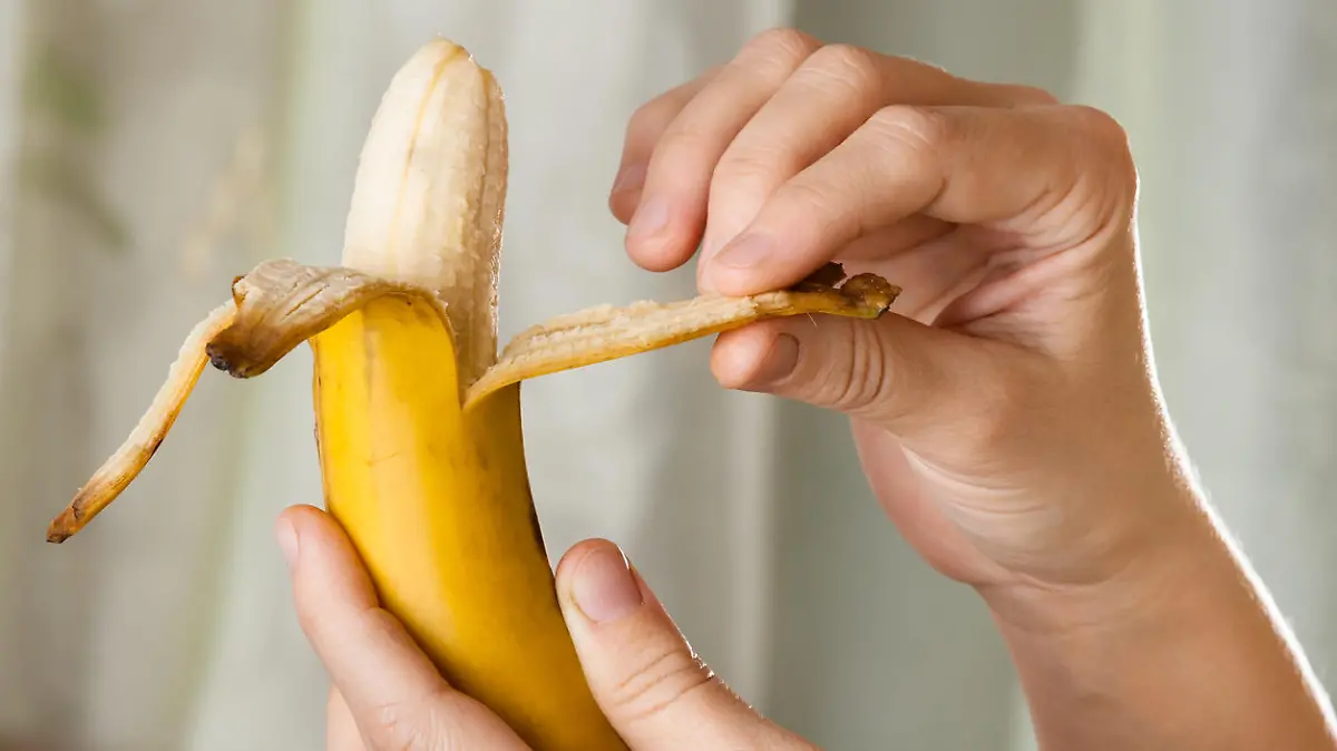 Banane schälen: So geht es (nicht) richtig!