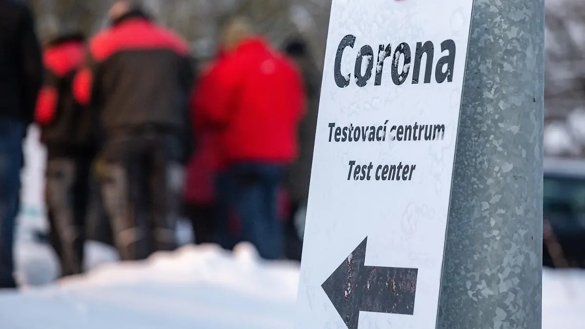 25.01.2021, Bayern, Furth im Wald: ««Corona - Testcenter»» steht auf einem Schild vor einer Corona-Teststation an der deutsch-tschechischen Grenze. Wegen der strengeren Einreiseregeln für Menschen aus Tschechien nach Deutschland hat es an manchen Grenzübergängen in Bayern teils lange Schlangen an den Teststationen gegeben. Foto: Armin Weigel/dpa +++ dpa-Bildfunk +++