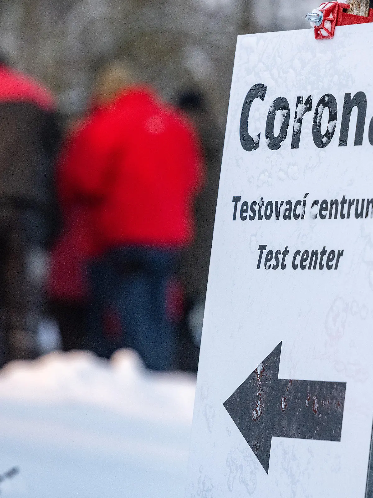 25.01.2021, Bayern, Furth im Wald: ««Corona - Testcenter»» steht auf einem Schild vor einer Corona-Teststation an der deutsch-tschechischen Grenze. Wegen der strengeren Einreiseregeln für Menschen aus Tschechien nach Deutschland hat es an manchen Grenzübergängen in Bayern teils lange Schlangen an den Teststationen gegeben. Foto: Armin Weigel/dpa +++ dpa-Bildfunk +++