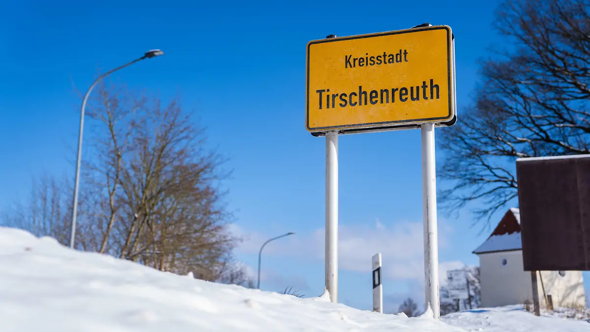 12.02.2021, Bayern, Tirschenreuth: Die Sonne scheint auf das Ortsschild von Tirschenreuth. Die ansteckendere Coronavirus-Variante aus Großbritannien hat nach Angaben der bayerischen Landesregierung in einigen ostbayerischen Regionen bei Pendlern aus Tschechien bereits die Oberhand gewonnen. Der Anteil der mutierten Variante bei positiven Corona-Tests betrage in Tirschenreuth rund 70 Prozent, sagte der Bayerische Ministerpräsident Söder (CSU) bei «Markus Lanz». Foto: Nicolas Armer/dpa +++ dpa-Bildfunk +++