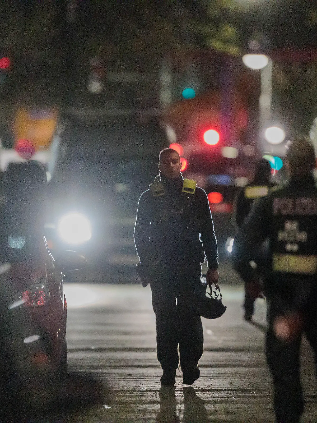25.04.2023, Berlin: Polizisten gehen zu den Einsatzfahrzeugen nach der Beendigung einer Geiselnahme in einem Geschäft an der Keithstraße. Dort war es zu einem Überfall auf ein Geschäft gekommen, bei dem auch eine Geisel genommen wurde. Foto: Carsten Koall/dpa +++ dpa-Bildfunk +++