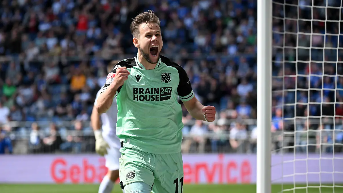 Bielefeld, Schueco Arena, 22.04.23, GER, Herren, 2.Bundesliga, Saison 2022-2023, DSC Arminia Bielefeld - Hannover 96 Bild: Louis SCHAUB Hannover jubelt nach seinem Tor zum 1:3 Only for editorial use DFL regulations prohibit any use of photographs as image sequences and/or quasi-video. NRW Deutschland *** Bielefeld, Schueco Arena, 22 04 23, GER, Men, 2 Bundesliga, Season 2022 2023, DSC Arminia Bielefeld Hannover 96 picture Louis SCHAUB Hannover cheers after his goal to 1 3 Only for editorial use DFL regulations prohibit any use of photographs as image sequences and or quasi video NRW Germany