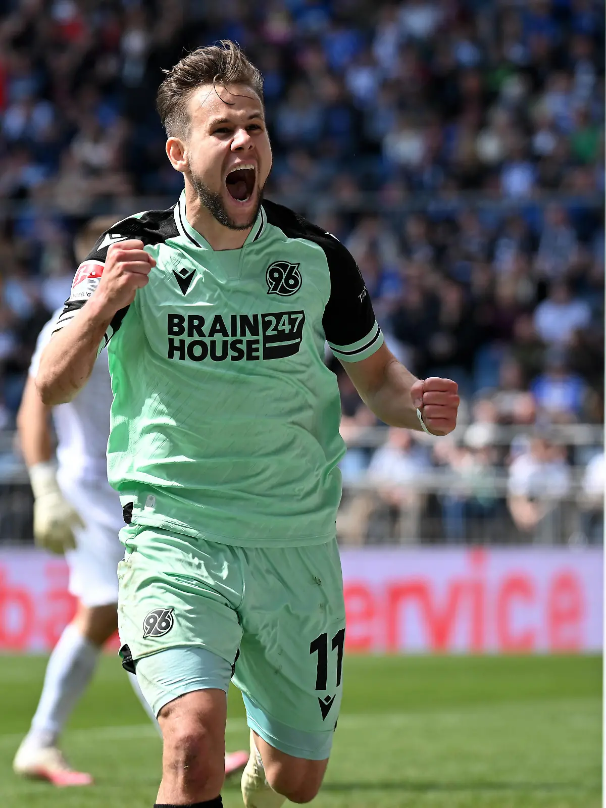 Bielefeld, Schueco Arena, 22.04.23, GER, Herren, 2.Bundesliga, Saison 2022-2023, DSC Arminia Bielefeld - Hannover 96 Bild: Louis SCHAUB Hannover jubelt nach seinem Tor zum 1:3 Only for editorial use DFL regulations prohibit any use of photographs as image sequences and/or quasi-video. NRW Deutschland *** Bielefeld, Schueco Arena, 22 04 23, GER, Men, 2 Bundesliga, Season 2022 2023, DSC Arminia Bielefeld Hannover 96 picture Louis SCHAUB Hannover cheers after his goal to 1 3 Only for editorial use DFL regulations prohibit any use of photographs as image sequences and or quasi video NRW Germany