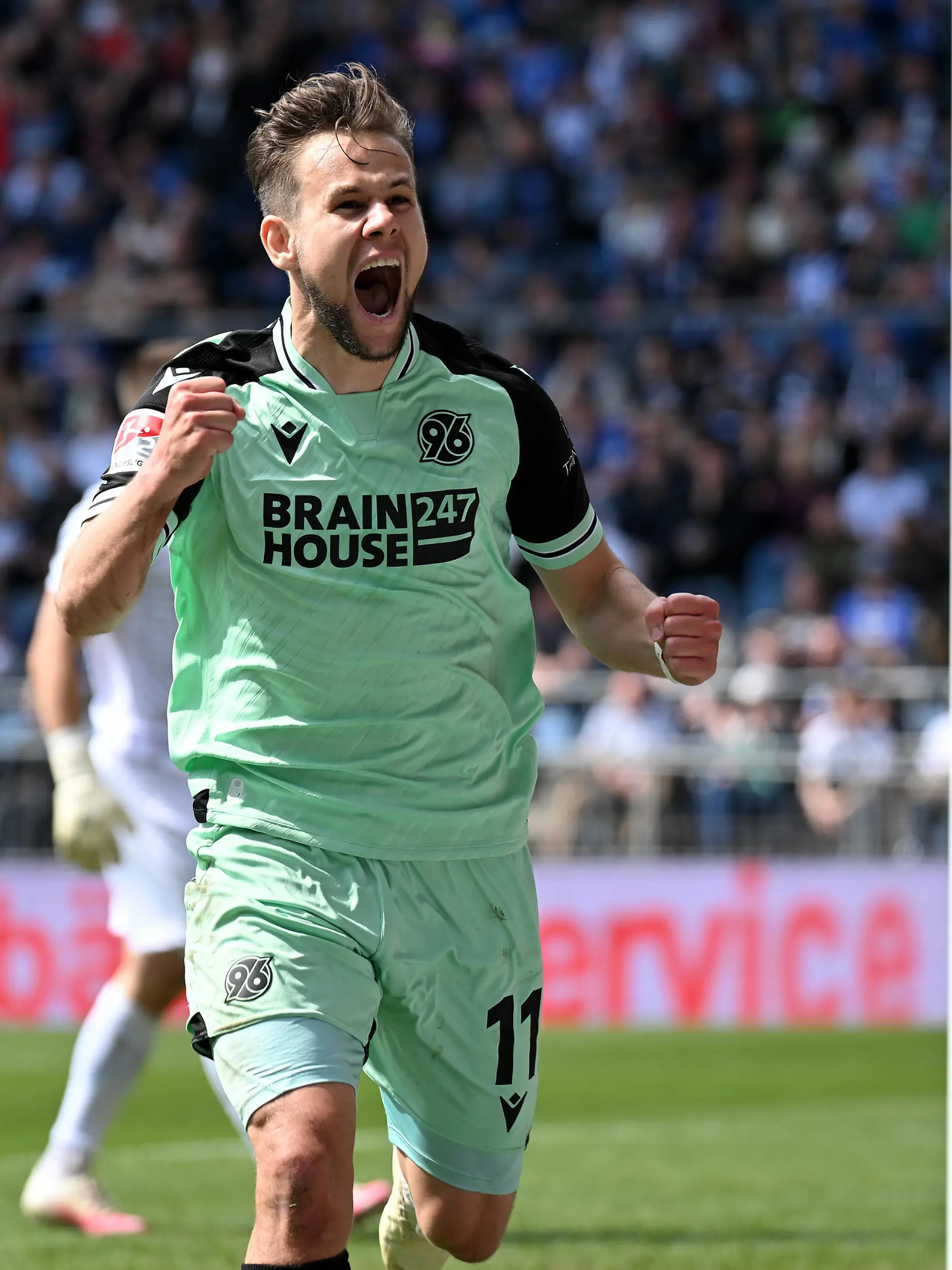 Bielefeld, Schueco Arena, 22.04.23, GER, Herren, 2.Bundesliga, Saison 2022-2023, DSC Arminia Bielefeld - Hannover 96 Bild: Louis SCHAUB Hannover jubelt nach seinem Tor zum 1:3 Only for editorial use DFL regulations prohibit any use of photographs as image sequences and/or quasi-video. NRW Deutschland *** Bielefeld, Schueco Arena, 22 04 23, GER, Men, 2 Bundesliga, Season 2022 2023, DSC Arminia Bielefeld Hannover 96 picture Louis SCHAUB Hannover cheers after his goal to 1 3 Only for editorial use DFL regulations prohibit any use of photographs as image sequences and or quasi video NRW Germany