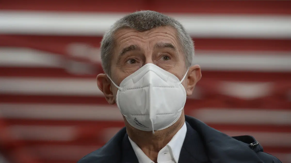 01.11.2020, Tschechien, Sedleany: Andrej Babis, Premierminister von Tschechien, besucht mit Mund-Nasen-Schutz das Lager der staatlichen Materialreservenverwaltung (SSHR). Der wegen der Coronavirus-Pandemie ausgerufene Notstand könnte in Tschechien bis Weihnachten andauern. Foto: Kateøina ulová/CTK/dpa +++ dpa-Bildfunk +++