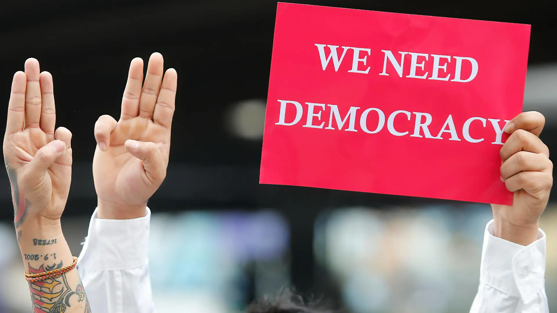 News Bilder des Tages February 10, 2021, Bangkok, Thailand: A Myanmar citizen holding a placard expressing his opinion while making the three-finger salute during a protest against the military coup in Myanmar..Myanmar citizens staged a demonstration, outside of MBK Shopping Mall at Siam, to protest against the military coup and demanded the release of Aung San Suu Kyi. Myanmar s military detained State Counsellor of Myanmar Aung San Suu Kyi on February 01, 2021 and declared a state of emergency while seizing the power in the country for a year after losing the election against the National League for Democracy Bangkok Thailand - ZUMAs197 20210210_zaa_s197_120 Copyright: xChaiwatxSubprasomx