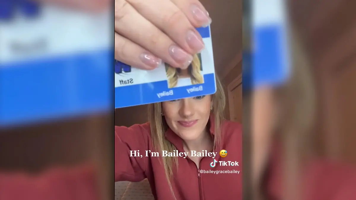 Bailey Bailey hält ihren Ausweis hoch