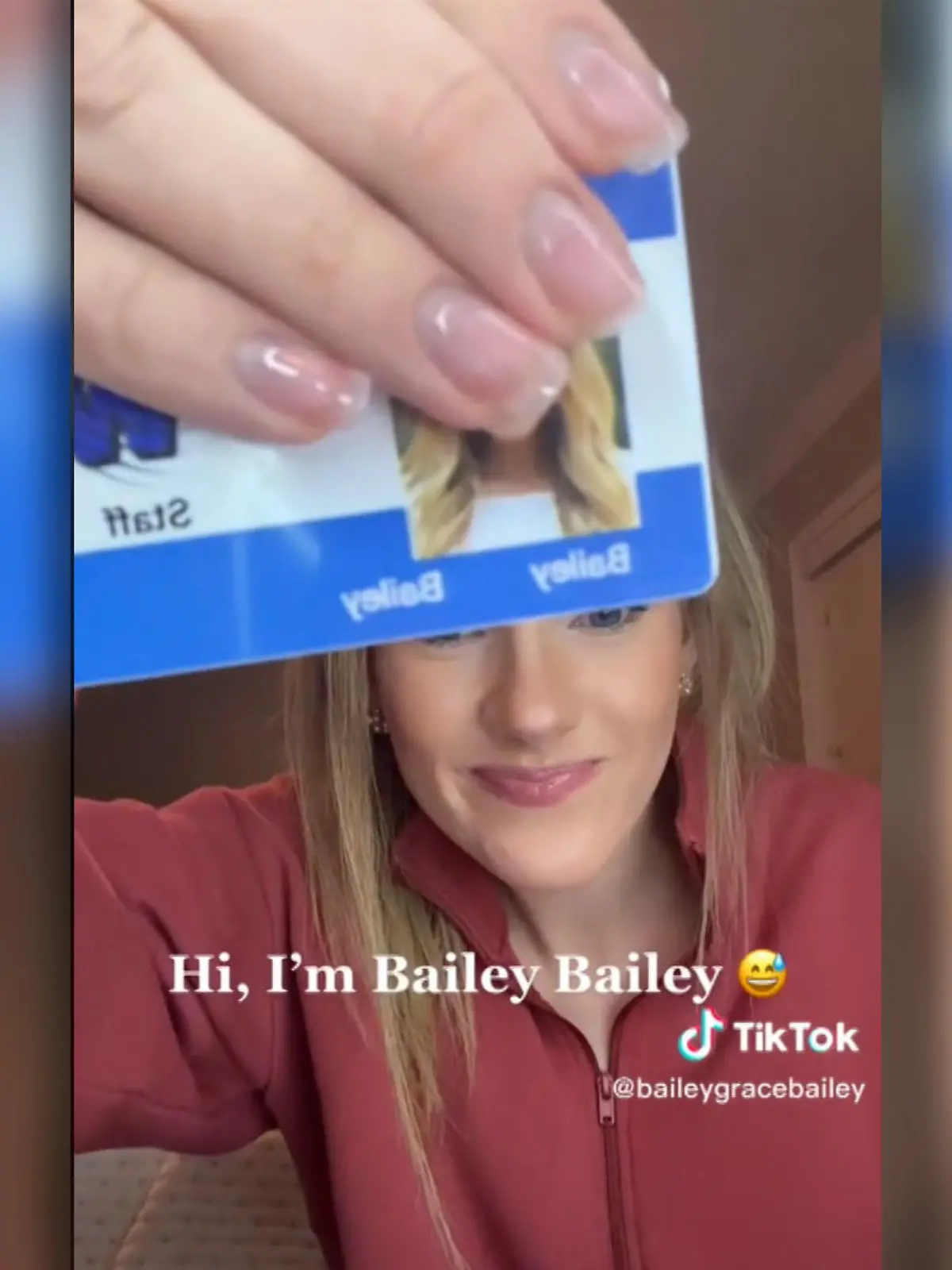 Bailey Bailey hält ihren Ausweis hoch