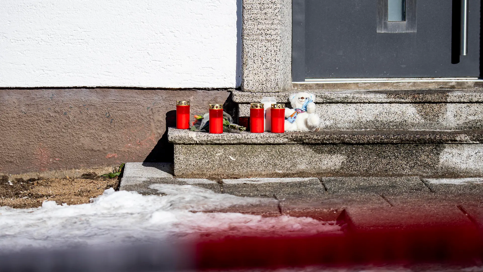 Brand in Radevormwald Nachbarn legen Blumen ab und stellen Kerzen vor dem Wohnhaus auf, in dem am 12. Februar fünf Menschen ums Leben gekommen. Bei einem Brand in dem Wohnhaus in der Ortschaft Bergerhof nahe Radevormwald im Bergischen Land sind fünf Menschen ums Leben gekommen. Die Polizei und Staatsanwaltschaft haben Ermittlungen wegen Verdacht auf Brandstiftung und eines Tötungsdeliktes aufgenommen. Radevormwald Nordrhein-Westfalen Deutschland *** Fire in Radevormwald Neighbors lay flowers and place candles in front of the home where five people died on February 12 Five people died in a fire at the home in the village of Bergerhof near Radevormwald in the Bergisches Land region of Germany Police and prosecutors have opened investigati Copyright: xChristopherxNeundorf/Kirchner-Mediax