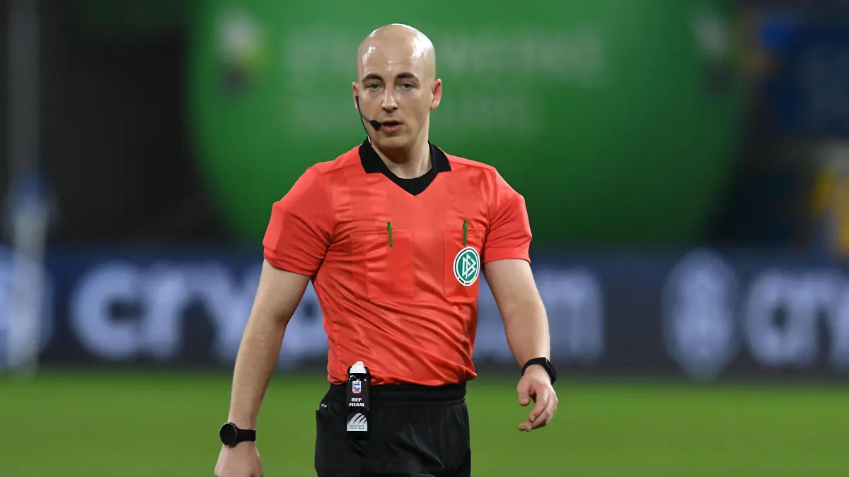 Schiedsrichter Nicolas Winter. 02.02.2022, Fussball, 3. Liga, MSV Duisburg vs VFL Osnabrueck DFL/DFB REGULATIONS PROHIBIT ANY USE OF PHOTOGRAPHS AS IMAGE SEQUENCES AND/OR QUASI-VIDEO 02.02.2022, Fussball, 3. Liga, MSV Duisburg vs VFL Osnabrueck Duisburg *** Referee Nicolas Winter 02 02 2022, Football, 3 Liga, MSV Duisburg vs VFL Osnabrueck DFL DFB REGULATIONS PROHIBIT ANY USE OF PHOTOGRAPHS AS IMAGE SEQUENCES AND OR QUASI VIDEO 02 02 2022, Football, 3 Liga, MSV Duisburg vs VFL Osnabrueck Duisburg Copyright: xEibner-Pressefotox