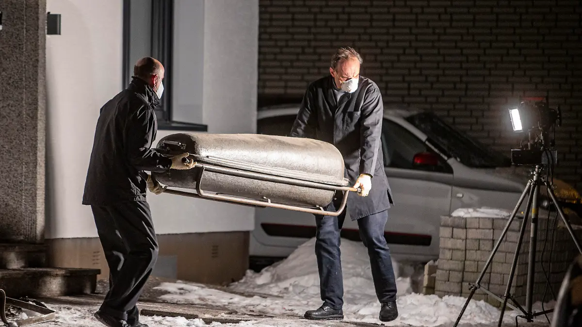 13.02.2021, Nordrhein-Westfalen, Radevormwald: Bestatter tragen einen Sarg aus dem Haus. Bei einem Brand in dem Wohnhaus in Radevormwald im Bergischen Land sind fünf Menschen ums Leben gekommen. Das teilte ein Sprecher der Polizei Köln am Freitag mit. Foto: Christoph Reichwein/dpa +++ dpa-Bildfunk +++