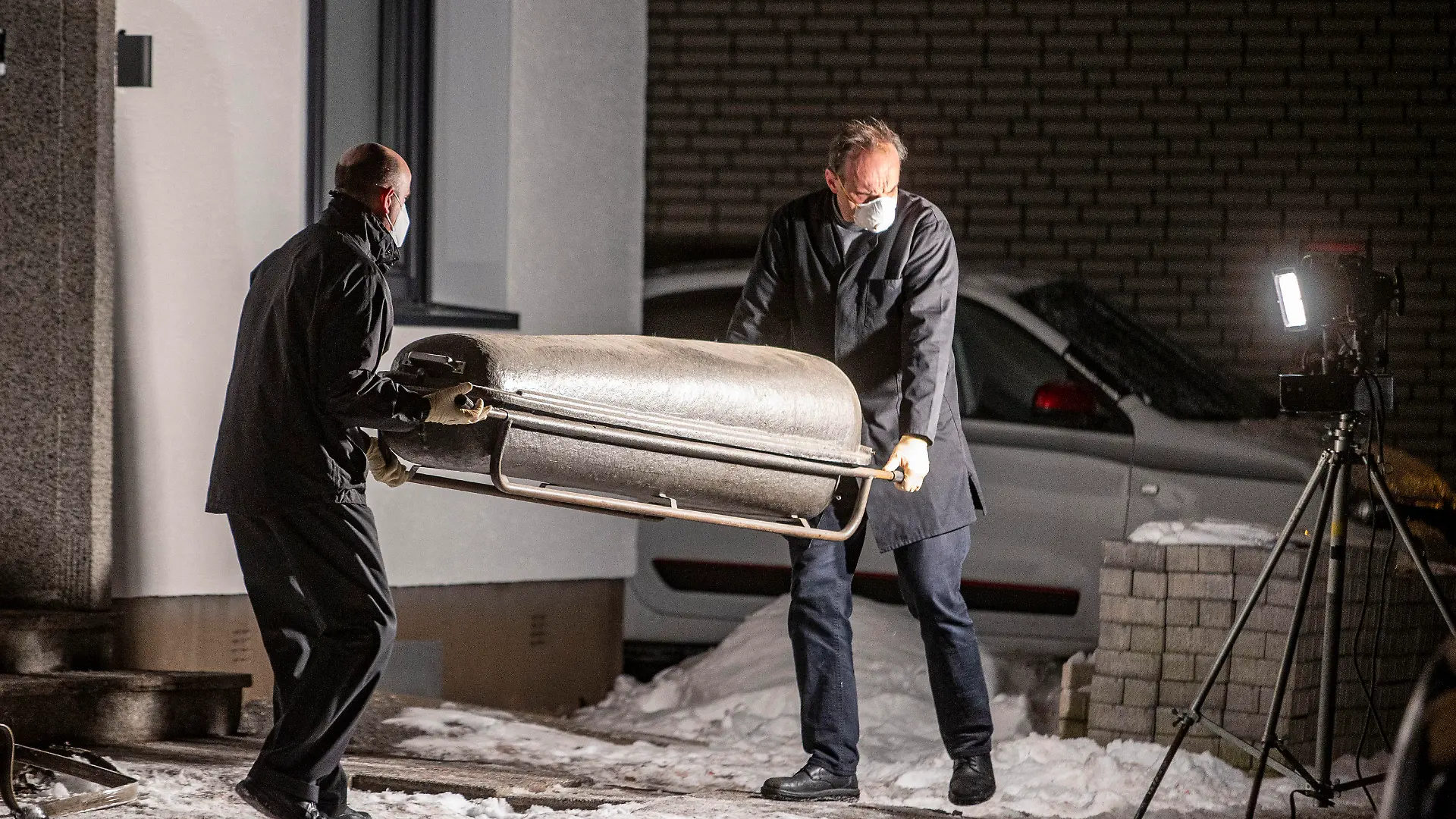 13.02.2021, Nordrhein-Westfalen, Radevormwald: Bestatter tragen einen Sarg aus dem Haus. Bei einem Brand in dem Wohnhaus in Radevormwald im Bergischen Land sind fünf Menschen ums Leben gekommen. Das teilte ein Sprecher der Polizei Köln am Freitag mit. Foto: Christoph Reichwein/dpa +++ dpa-Bildfunk +++