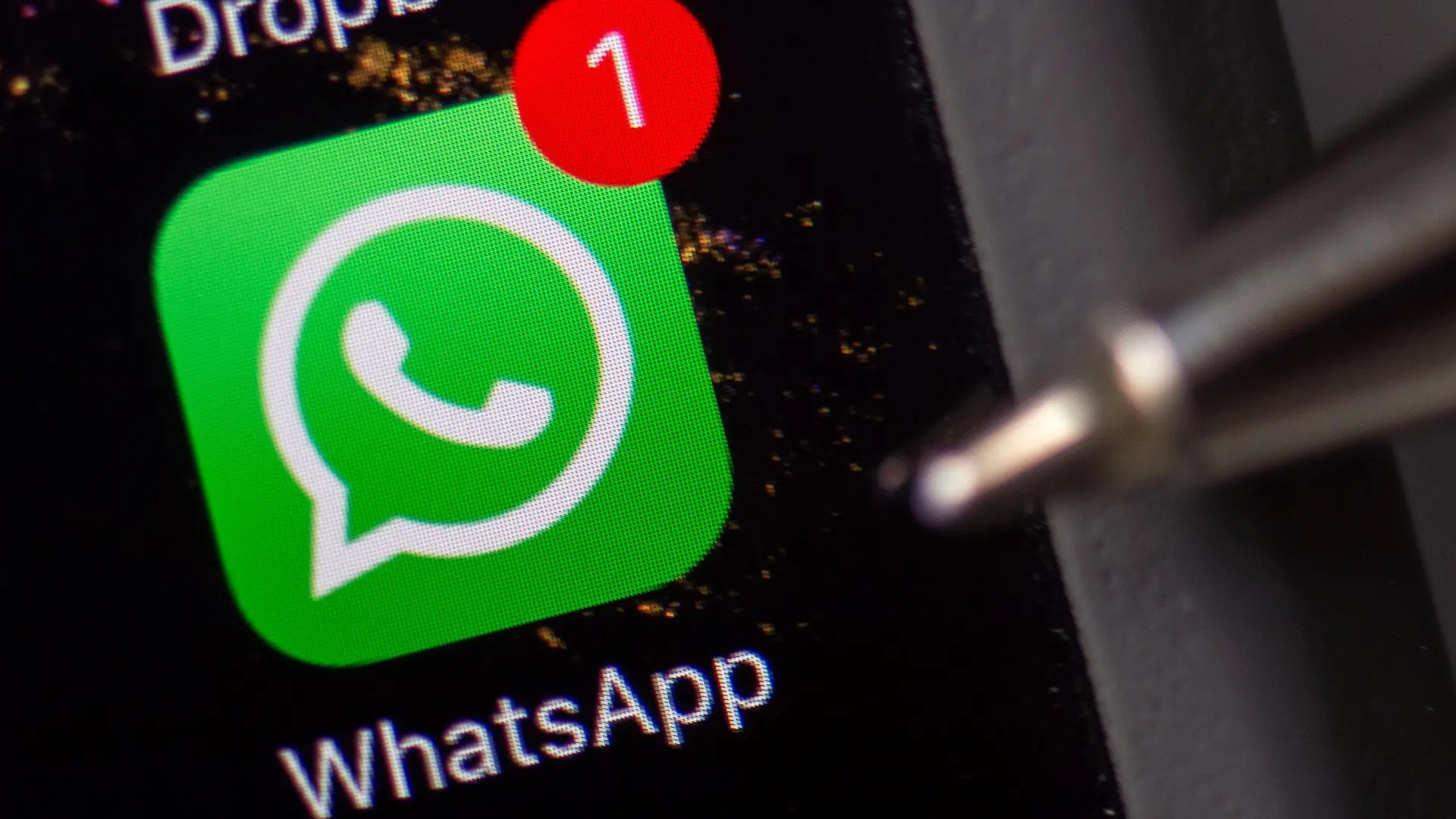 ARCHIV - ILLUSTRATION - «WhatsApp - Google - Dropbox und Snapseed» sind am 22.02.2017 auf dem Display eines iPhone zu lesen. (zu dpa: «Jugendliche feiern Spontan-Party nach Einbruch in Turnhalle» vom 17.04.2017) Foto: Arno Burgi/dpa-Zentralbild/dpa +++(c) dpa - Bildfunk+++