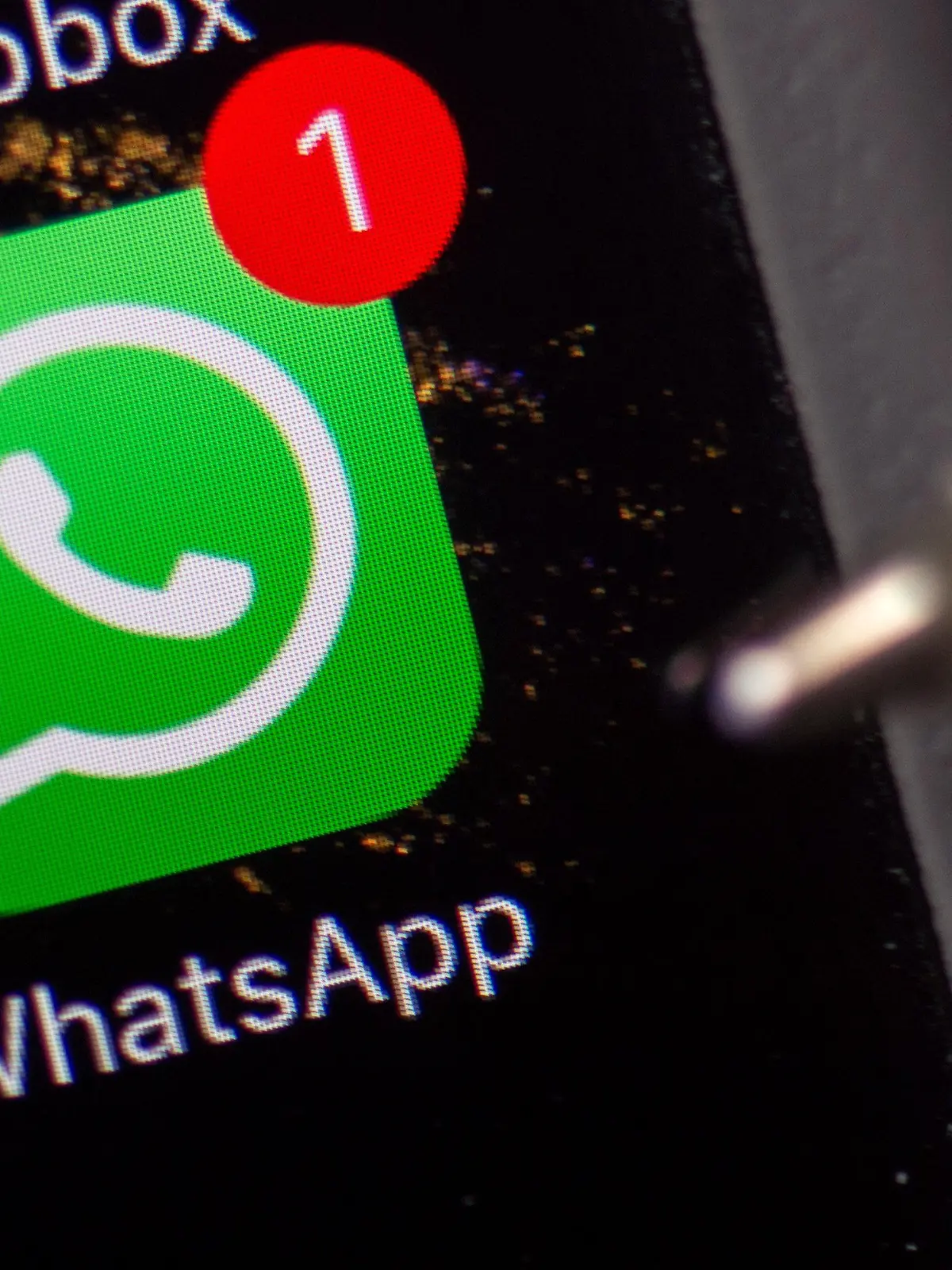 ARCHIV - ILLUSTRATION - «WhatsApp - Google - Dropbox und Snapseed» sind am 22.02.2017 auf dem Display eines iPhone zu lesen. (zu dpa: «Jugendliche feiern Spontan-Party nach Einbruch in Turnhalle» vom 17.04.2017) Foto: Arno Burgi/dpa-Zentralbild/dpa +++(c) dpa - Bildfunk+++