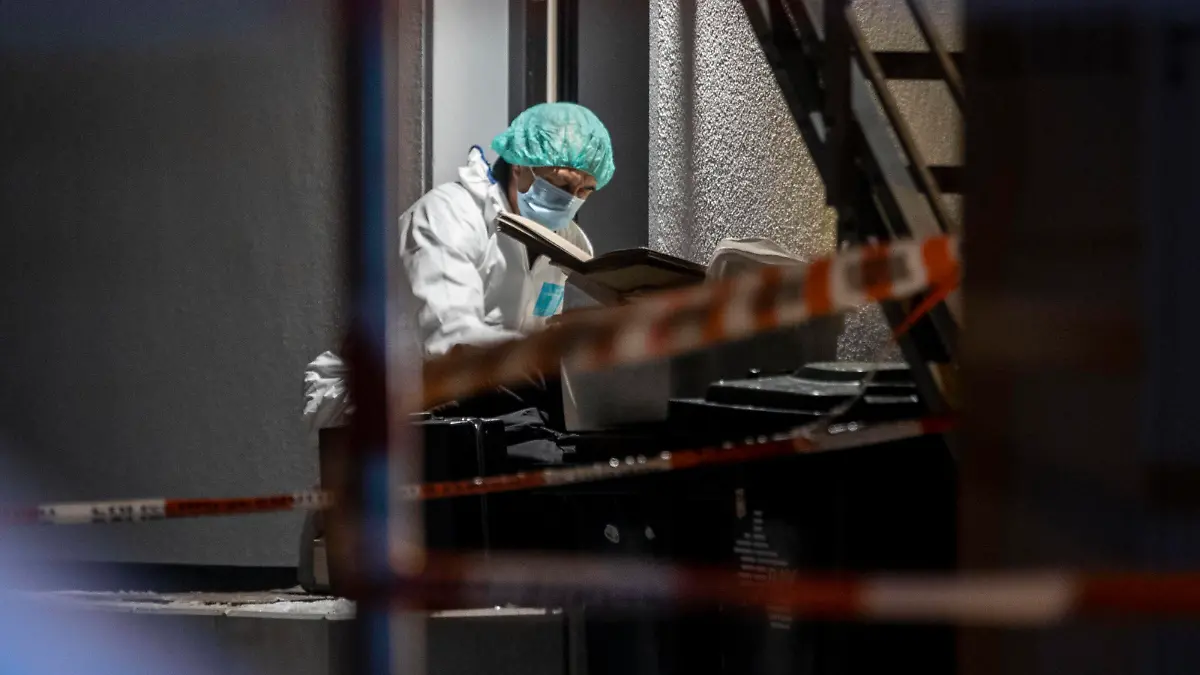 12.02.2021 , Radevormwald , Familiendrama mit 5 Toten  3 Erwachsene , 2 Kinder  in 2 Einfamilienhäusern an der Elberfelder Straße in Rade. Polizei hat MK Mordkommission eingerichtet und ist mit zahlreichen Beamten der Spusi Spurensicherung vor Ort. *** 12 02 2021 , Radevormwald , family drama with 5 dead 3 adults , 2 children in 2 family homes on Elberfelder Street in Rade police have MK homicide unit set up and is with numerous officers of Spusi forensics on the spot 
