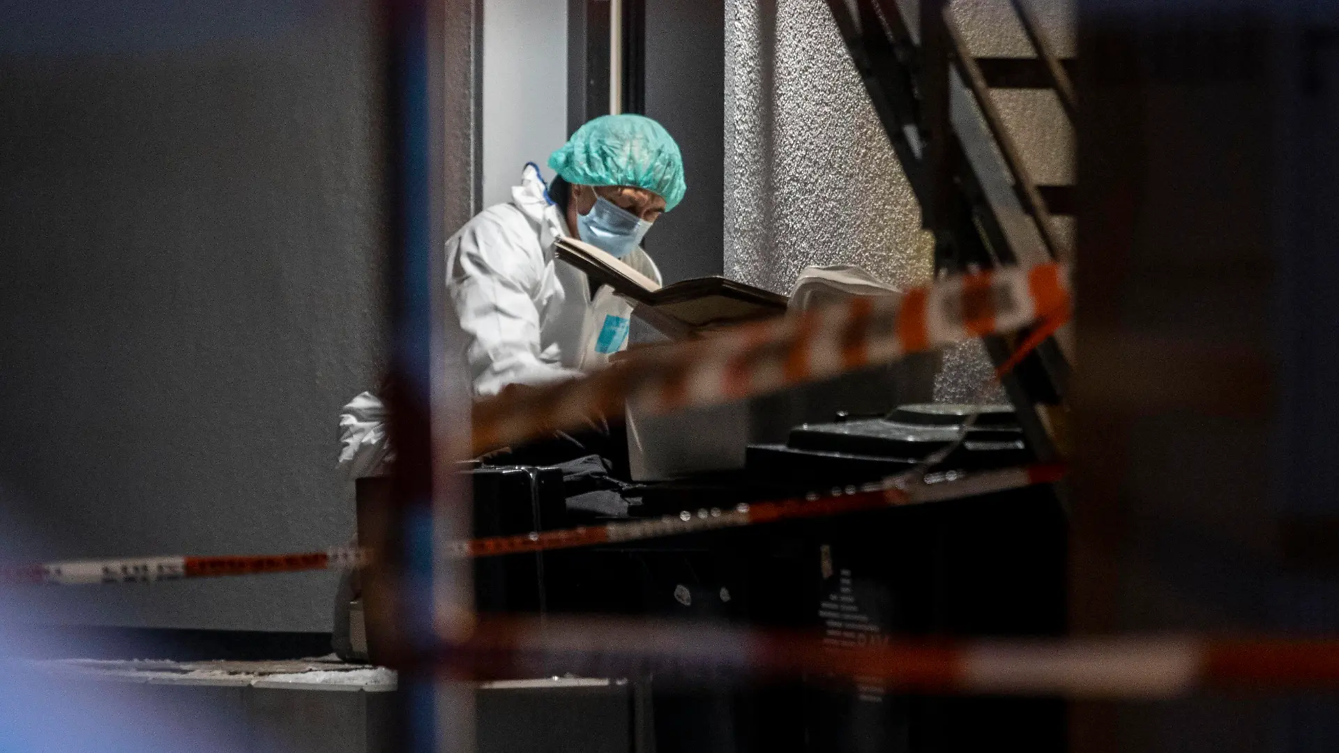 12.02.2021 , Radevormwald , Familiendrama mit 5 Toten 3 Erwachsene , 2 Kinder in 2 Einfamilienhäusern an der Elberfelder Straße in Rade. Polizei hat MK Mordkommission eingerichtet und ist mit zahlreichen Beamten der Spusi Spurensicherung vor Ort. *** 12 02 2021 , Radevormwald , family drama with 5 dead 3 adults , 2 children in 2 family homes on Elberfelder Street in Rade police have MK homicide unit set up and is with numerous officers of Spusi forensics on the spot
