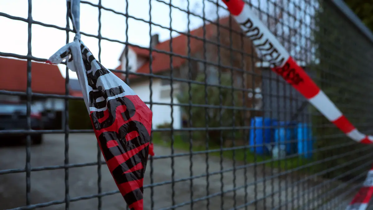 23.04.2023, Bayern, Altenstadt An Der Iller: Ein Absperrband der Polizei hängt am Abend am Hoftor eines Einfamilienhauses. Am Samstag wurden die Leichen eines Ehepaars in dem Haus entdeckt. Die Polizei geht davon aus, das die beiden getötet wurden. Foto: Karl-Josef Hildenbrand/dpa +++ dpa-Bildfunk +++
