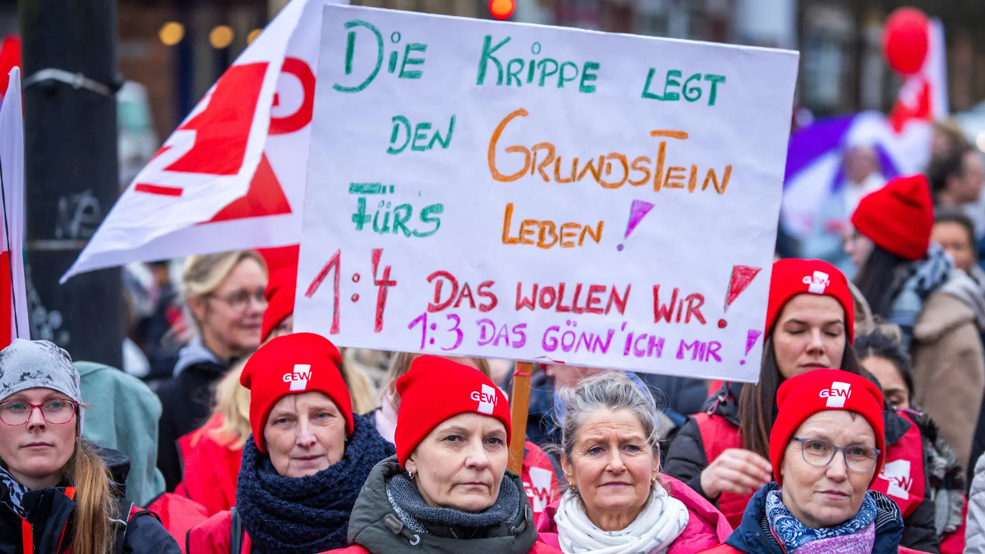 22.03.2023, Mecklenburg-Vorpommern, Rostock: Mit einem Warnstreik und einer Kundgebung fordern Erzieherinnen und Erziehern bessere Betreuungsmöglichkeiten in Kindertagesstätten. Die Gewerkschaft GEW hatte in rund 40 Kitas zum Warnstreik aufgerufen, rund 300 Erzieher nahmen der GEW zufolge teil. Mit der Aktion wollte die GEW Druck in der laufenden Tarifauseinandersetzung im öffentlichen Dienst ausüben. Foto: Jens Büttner/dpa +++ dpa-Bildfunk +++