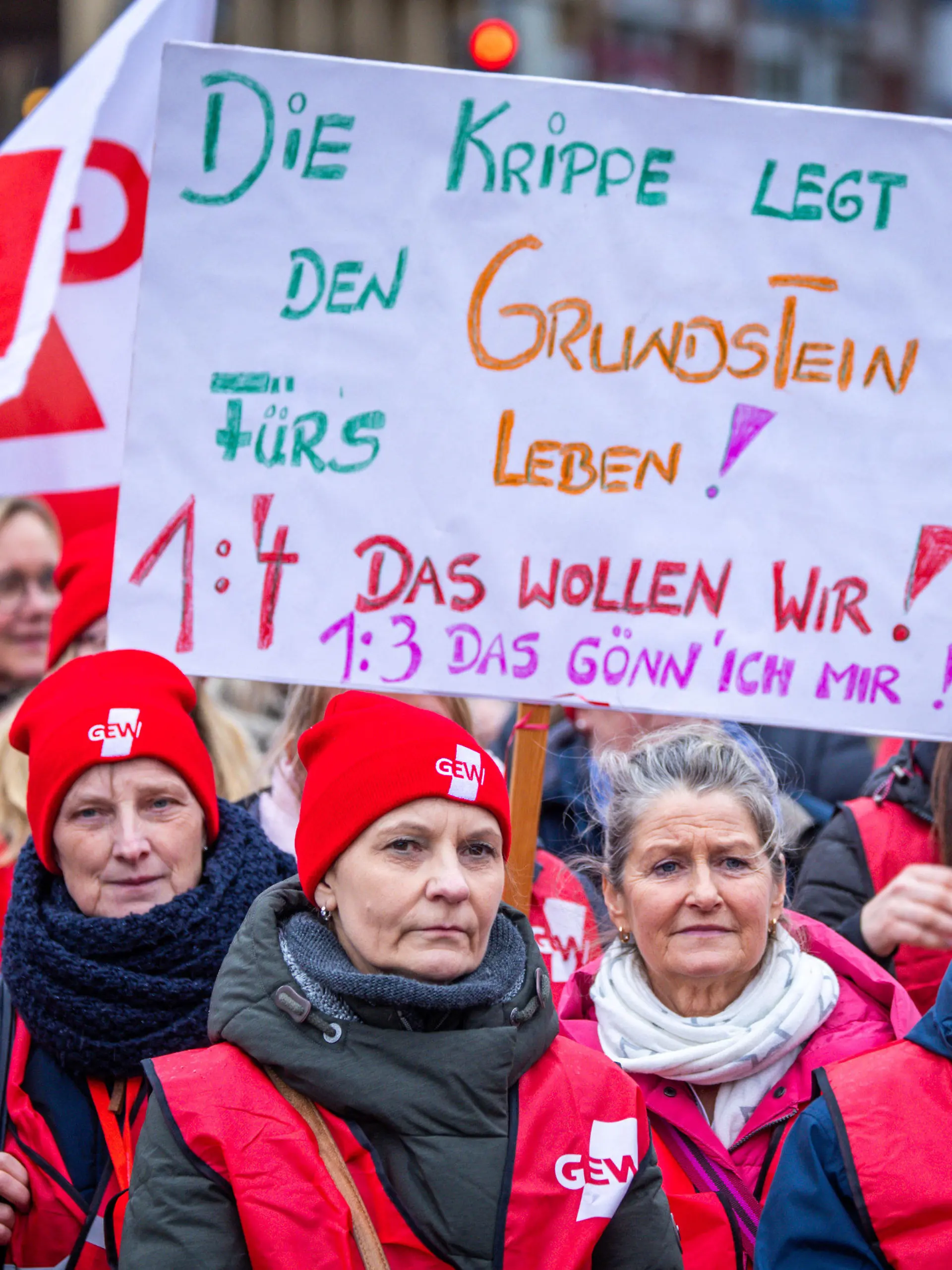 22.03.2023, Mecklenburg-Vorpommern, Rostock: Mit einem Warnstreik und einer Kundgebung fordern Erzieherinnen und Erziehern bessere Betreuungsmöglichkeiten in Kindertagesstätten. Die Gewerkschaft GEW hatte in rund 40 Kitas zum Warnstreik aufgerufen, rund 300 Erzieher nahmen der GEW zufolge teil. Mit der Aktion wollte die GEW Druck in der laufenden Tarifauseinandersetzung im öffentlichen Dienst ausüben. Foto: Jens Büttner/dpa +++ dpa-Bildfunk +++