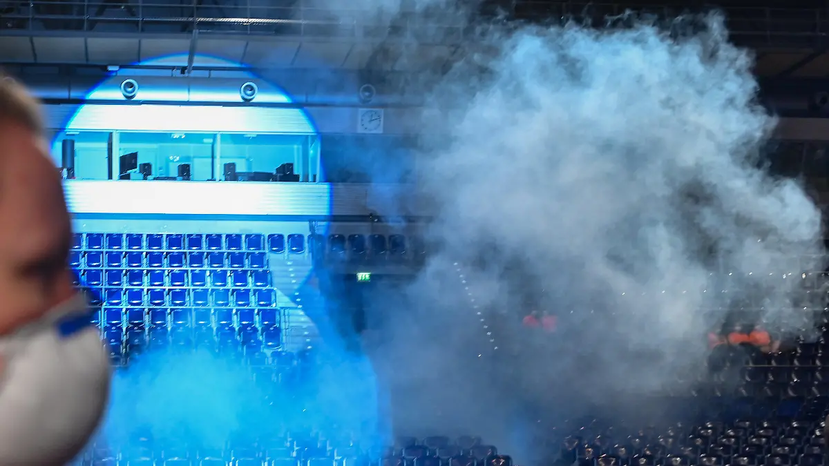 22.08.2020, Sachsen, Leipzig: Mit Hilfe von Bühnennebel wird vor den Probanden eines Großversuchs der Universitätsmedizin Halle/Saale in der Arena Leipzig die Ausbreitung von Aerosolen in der Luft simuliert. Rund 1400 Besucher beteiligen sich an dem Versuch unter dem Titel «Restart-19», bei dem der Popsänger Tim Bendzko bei einem Konzert auftritt. Die Wissenschaftler wollen mit Sensoren und anderen Hilfsmitteln Laufwege überwachen und fluoreszierendes Desinfektionsmittel soll sichtbar machen, welche Flächen oft angefasst werden. Auch der Flug der Aerosole - kleinste Partikel-Mischungen, die das Virus tragen könnten - soll nachvollzogen werden. Ziel ist ein mathematisches Modell, mit dem das Risiko eines Coronaausbruchs nach einer Großveranstaltung in einer Halle bewertet werden kann. Foto: Hendrik Schmidt/dpa-Zentralbild/dpa +++ dpa-Bildfunk +++