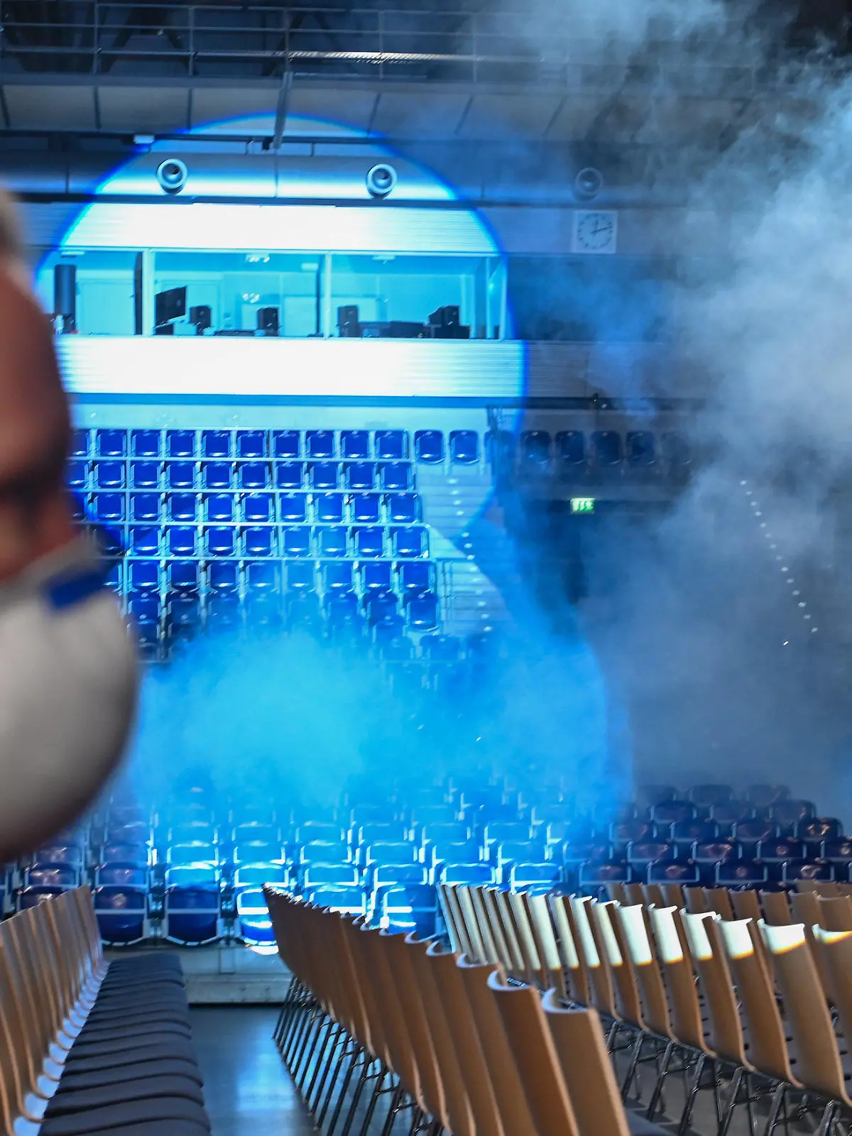 22.08.2020, Sachsen, Leipzig: Mit Hilfe von Bühnennebel wird vor den Probanden eines Großversuchs der Universitätsmedizin Halle/Saale in der Arena Leipzig die Ausbreitung von Aerosolen in der Luft simuliert. Rund 1400 Besucher beteiligen sich an dem Versuch unter dem Titel «Restart-19», bei dem der Popsänger Tim Bendzko bei einem Konzert auftritt. Die Wissenschaftler wollen mit Sensoren und anderen Hilfsmitteln Laufwege überwachen und fluoreszierendes Desinfektionsmittel soll sichtbar machen, welche Flächen oft angefasst werden. Auch der Flug der Aerosole - kleinste Partikel-Mischungen, die das Virus tragen könnten - soll nachvollzogen werden. Ziel ist ein mathematisches Modell, mit dem das Risiko eines Coronaausbruchs nach einer Großveranstaltung in einer Halle bewertet werden kann. Foto: Hendrik Schmidt/dpa-Zentralbild/dpa +++ dpa-Bildfunk +++