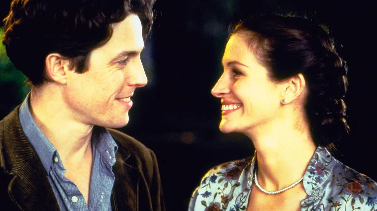 Angezogen von der Normalität von Williams (Hugh Grant) Leben entwickelt sich zwischen der Leinwandgöttin Anna Scott (Julia Roberts) und dem schüchternen Single eine fragile Liebe, die sich allerdings unter dem Druck scheinbar unvereinbarer Welten bewähren muss...
