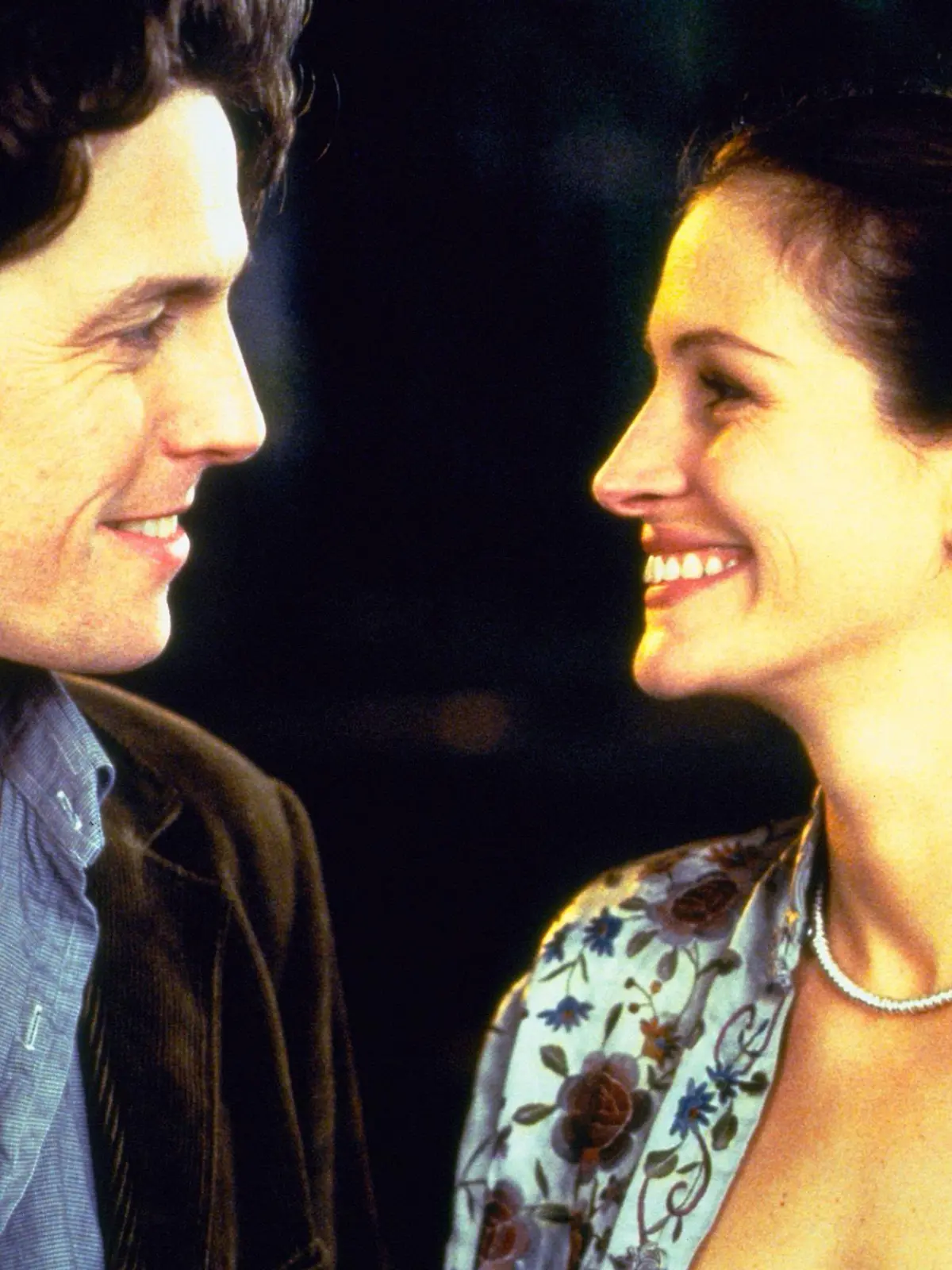 Angezogen von der Normalität von Williams (Hugh Grant) Leben entwickelt sich zwischen der Leinwandgöttin Anna Scott (Julia Roberts) und dem schüchternen Single eine fragile Liebe, die sich allerdings unter dem Druck scheinbar unvereinbarer Welten bewähren muss...