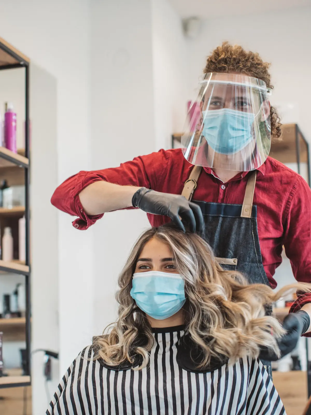 Frau mit großen Locken beim Friseur.